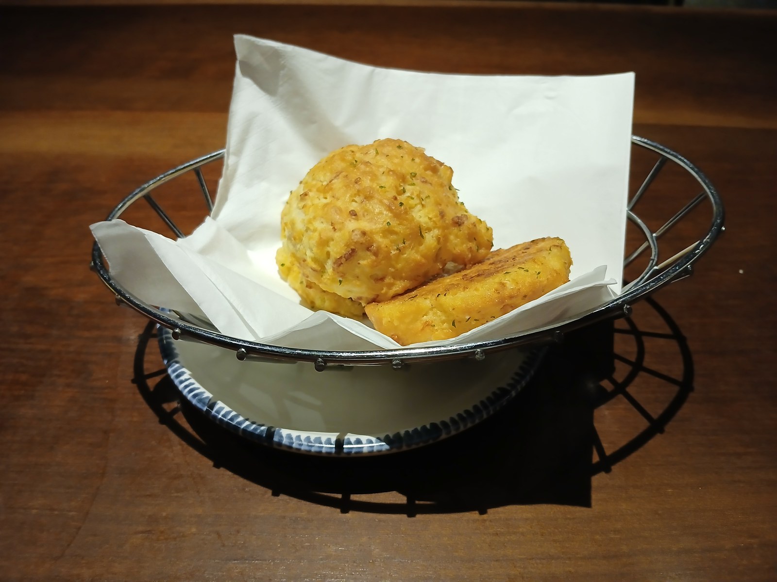 Red Lobster-Style Cheddar Bay Biscuits